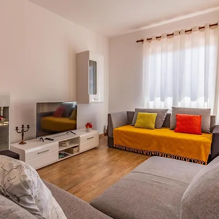 2 Bedroom Cozy In * Labin