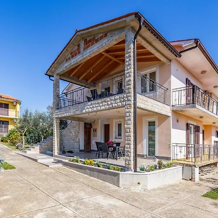 2 Bedroom Cozy In Apartman Labin