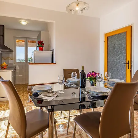 2 Bedroom Cozy In Labin