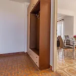 Apartamento 2 Bedroom Awesome In
