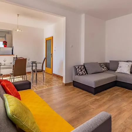 2 Bedroom Cozy In 라빈